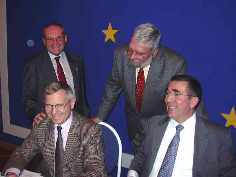 15_Photo 040 (Sommier).jpg - Avant l'assemblée générale, décontractés...